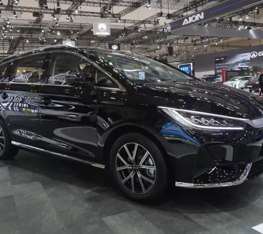 Sewa Mobil Listrik BYD M6 di Jakarta bekasi